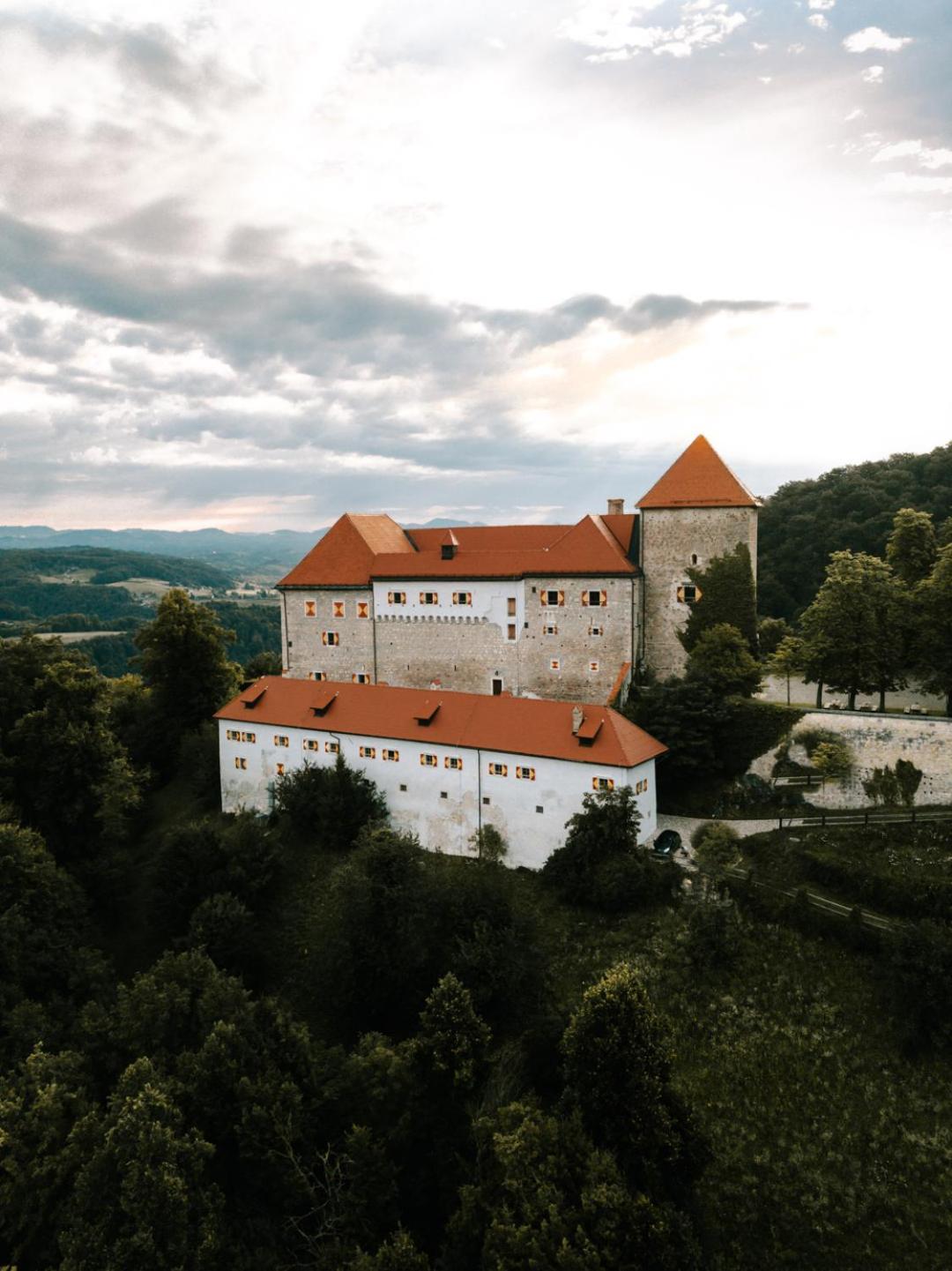Rooms & Apartments Podsreda Castle Buitenkant foto